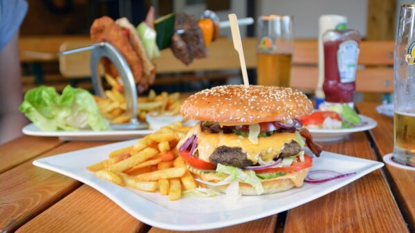 BurgerMe revolutioniert die Fast-Food-Branche mit seinem einzigartigen Burger-Lieferservice und bietet ein Erlebnis, das Schnelligkeit, Preis und Auswahl vereint. Ob Sie Lust auf eine schnelle Mahlzeit oder einen individuell zusammengestellten Burger haben – BurgerMe verspricht für jeden Geschmack etwas. Hier ein kurzer Überblick über die herausragenden Services.