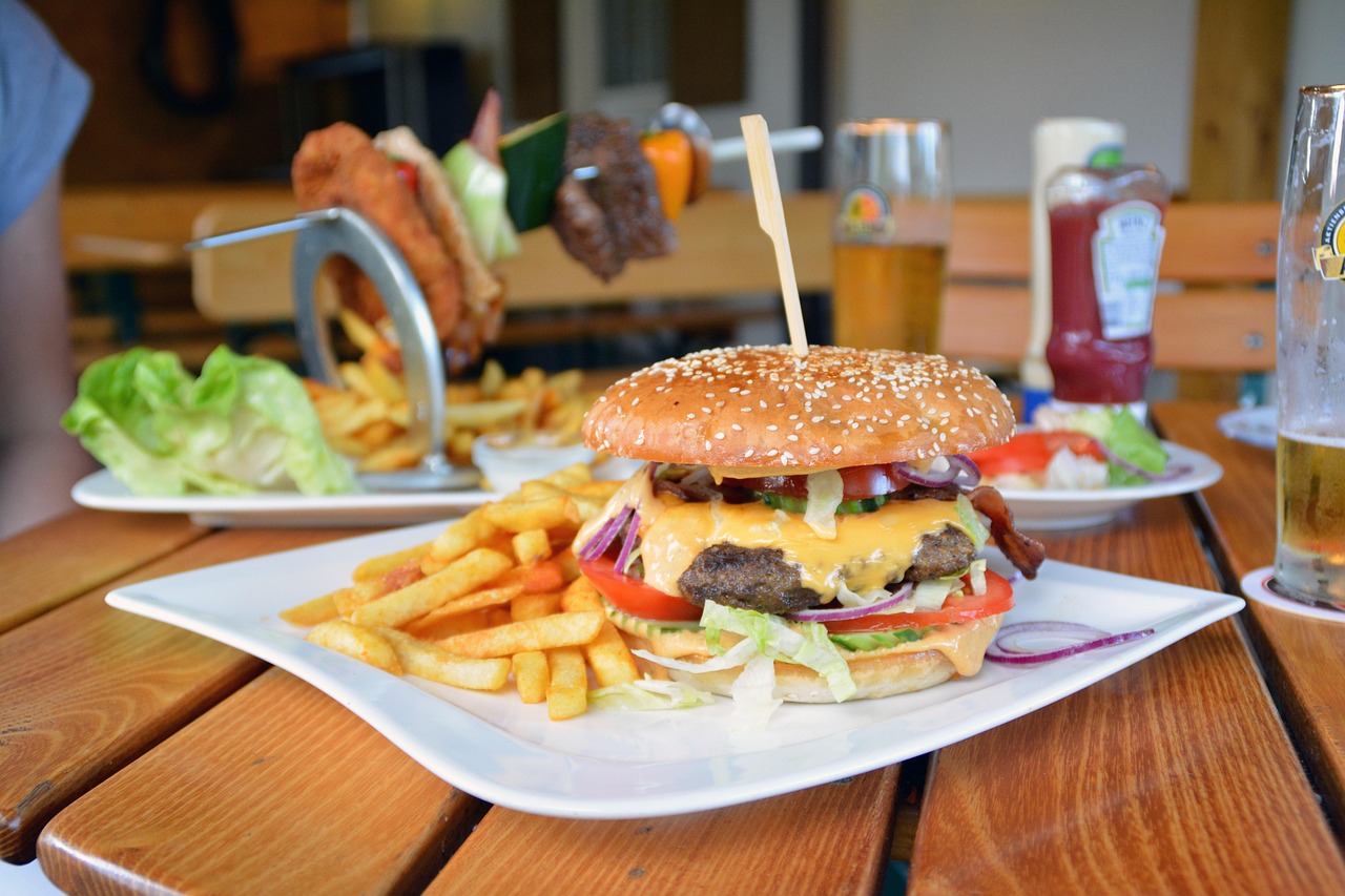 BurgerMe revolutioniert die Fast-Food-Branche mit seinem einzigartigen Burger-Lieferservice und bietet ein Erlebnis, das Schnelligkeit, Preis und Auswahl vereint. Ob Sie Lust auf eine schnelle Mahlzeit oder einen individuell zusammengestellten Burger haben – BurgerMe verspricht für jeden Geschmack etwas. Hier ein kurzer Überblick über die herausragenden Services.