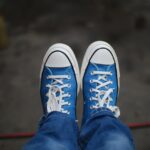 Nur wenige Schuhmarken haben es geschafft, generationenübergreifend kulturell relevant zu bleiben, ohne ihre Identität zu verlieren. Converse hat genau das erreicht, indem die Marke Schuhe nicht nur als Produkte, sondern als Ausdruck der Persönlichkeit betrachtet. Von klassischen Chuck Taylors über wintertaugliche Stiefel bis hin zu Kollaborationen – Converse versteht Schuhe weiterhin als Leinwand für Individualität. Auf dem deutschen Markt findet diese Philosophie großen Anklang bei Konsumenten, die Wert auf Authentizität, Vielseitigkeit und ein Design legen, das sich dem Alltag anpasst, anstatt ihn zu diktieren.