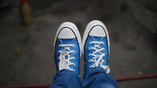 Nur wenige Schuhmarken haben es geschafft, generationenübergreifend kulturell relevant zu bleiben, ohne ihre Identität zu verlieren. Converse hat genau das erreicht, indem die Marke Schuhe nicht nur als Produkte, sondern als Ausdruck der Persönlichkeit betrachtet. Von klassischen Chuck Taylors über wintertaugliche Stiefel bis hin zu Kollaborationen – Converse versteht Schuhe weiterhin als Leinwand für Individualität. Auf dem deutschen Markt findet diese Philosophie großen Anklang bei Konsumenten, die Wert auf Authentizität, Vielseitigkeit und ein Design legen, das sich dem Alltag anpasst, anstatt ihn zu diktieren.