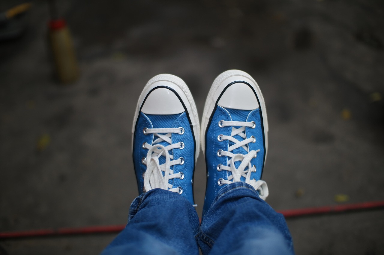 Nur wenige Schuhmarken haben es geschafft, generationenübergreifend kulturell relevant zu bleiben, ohne ihre Identität zu verlieren. Converse hat genau das erreicht, indem die Marke Schuhe nicht nur als Produkte, sondern als Ausdruck der Persönlichkeit betrachtet. Von klassischen Chuck Taylors über wintertaugliche Stiefel bis hin zu Kollaborationen – Converse versteht Schuhe weiterhin als Leinwand für Individualität. Auf dem deutschen Markt findet diese Philosophie großen Anklang bei Konsumenten, die Wert auf Authentizität, Vielseitigkeit und ein Design legen, das sich dem Alltag anpasst, anstatt ihn zu diktieren.