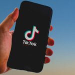 TikTok hat sich rasant zu einer der einflussreichsten Plattformen für Content-Ersteller und Marken entwickelt und bietet einen spannenden Raum für Unterhaltung und neue Entdeckungen. Unternehmen, die diese riesige Zielgruppe erreichen möchten, finden in TikTok Ads eine leistungsstarke Werbeplattform, die maximale Reichweite, hohes Engagement und gesteigerte Conversion-Raten ermöglicht. Dank kreativer Tools, detaillierter Analysen und flexibler Budgetoptionen bietet TikTok Ads einen einzigartigen Ansatz für digitales Marketing, der Marken hilft, authentisch und wirkungsvoll mit Nutzern in Kontakt zu treten. In diesem Artikel erfahren Sie, wie Unternehmen TikTok Ads effektiv nutzen können, um Kampagnen zu erstellen, die sich von der Masse abheben und messbare Ergebnisse liefern.