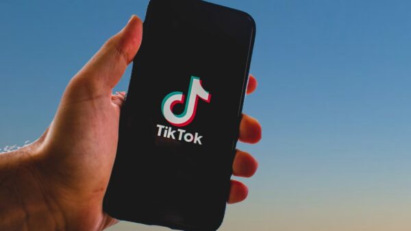 TikTok hat sich rasant zu einer der einflussreichsten Plattformen fĂ¼r Content-Ersteller und Marken entwickelt und bietet einen spannenden Raum fĂ¼r Unterhaltung und neue Entdeckungen. Unternehmen, die diese riesige Zielgruppe erreichen möchten, finden in TikTok Ads eine leistungsstarke Werbeplattform, die maximale Reichweite, hohes Engagement und gesteigerte Conversion-Raten ermöglicht. Dank kreativer Tools, detaillierter Analysen und flexibler Budgetoptionen bietet TikTok Ads einen einzigartigen Ansatz fĂ¼r digitales Marketing, der Marken hilft, authentisch und wirkungsvoll mit Nutzern in Kontakt zu treten. In diesem Artikel erfahren Sie, wie Unternehmen TikTok Ads effektiv nutzen können, um Kampagnen zu erstellen, die sich von der Masse abheben und messbare Ergebnisse liefern.