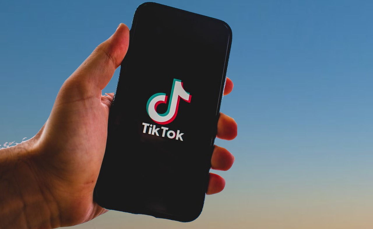 TikTok hat sich rasant zu einer der einflussreichsten Plattformen für Content-Ersteller und Marken entwickelt und bietet einen spannenden Raum für Unterhaltung und neue Entdeckungen. Unternehmen, die diese riesige Zielgruppe erreichen möchten, finden in TikTok Ads eine leistungsstarke Werbeplattform, die maximale Reichweite, hohes Engagement und gesteigerte Conversion-Raten ermöglicht. Dank kreativer Tools, detaillierter Analysen und flexibler Budgetoptionen bietet TikTok Ads einen einzigartigen Ansatz für digitales Marketing, der Marken hilft, authentisch und wirkungsvoll mit Nutzern in Kontakt zu treten. In diesem Artikel erfahren Sie, wie Unternehmen TikTok Ads effektiv nutzen können, um Kampagnen zu erstellen, die sich von der Masse abheben und messbare Ergebnisse liefern.