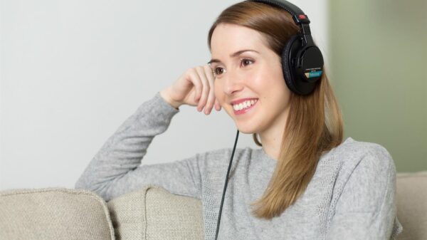 In einem Land, das Literatur und Effizienz gleichermaßen schätzt, bringt Audible Deutschland das Geschichtenerzählen ins moderne Zeitalter. Audible vereint Komfort, Technologie und kreative Exzellenz und definiert so das Hörerlebnis der Deutschen neu – Lesen wird zu einem fesselnden Hörerlebnis, das sich nahtlos in den Alltag einfügt. Ob auf dem Weg zur Arbeit, beim Sport oder an einem ruhigen Abend zu Hause: Mit Audible können Hörer endloses Scrollen durch endloses Hören ersetzen und selbst die hektischsten Momente in Gelegenheiten zum Lernen und Inspirieren verwandeln.