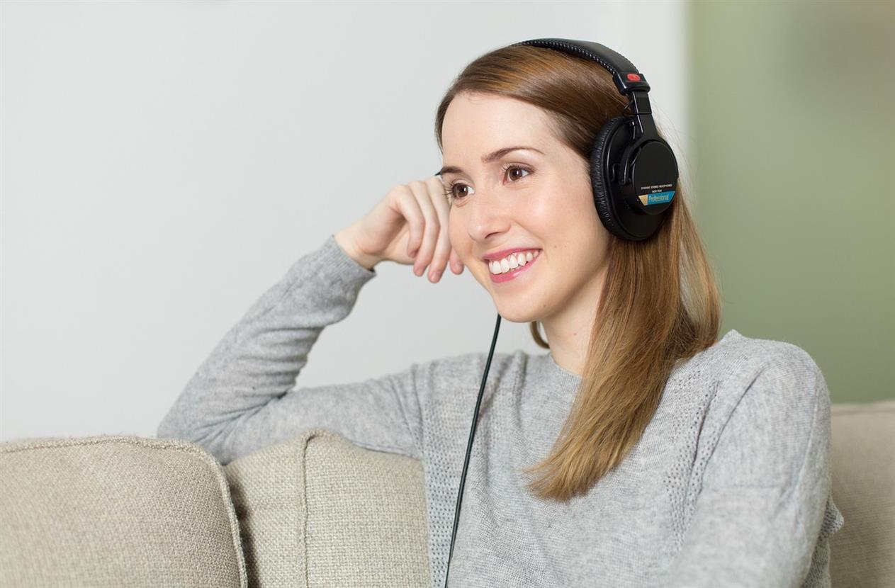 In einem Land, das Literatur und Effizienz gleichermaßen schätzt, bringt Audible Deutschland das Geschichtenerzählen ins moderne Zeitalter. Audible vereint Komfort, Technologie und kreative Exzellenz und definiert so das Hörerlebnis der Deutschen neu – Lesen wird zu einem fesselnden Hörerlebnis, das sich nahtlos in den Alltag einfügt. Ob auf dem Weg zur Arbeit, beim Sport oder an einem ruhigen Abend zu Hause: Mit Audible können Hörer endloses Scrollen durch endloses Hören ersetzen und selbst die hektischsten Momente in Gelegenheiten zum Lernen und Inspirieren verwandeln.